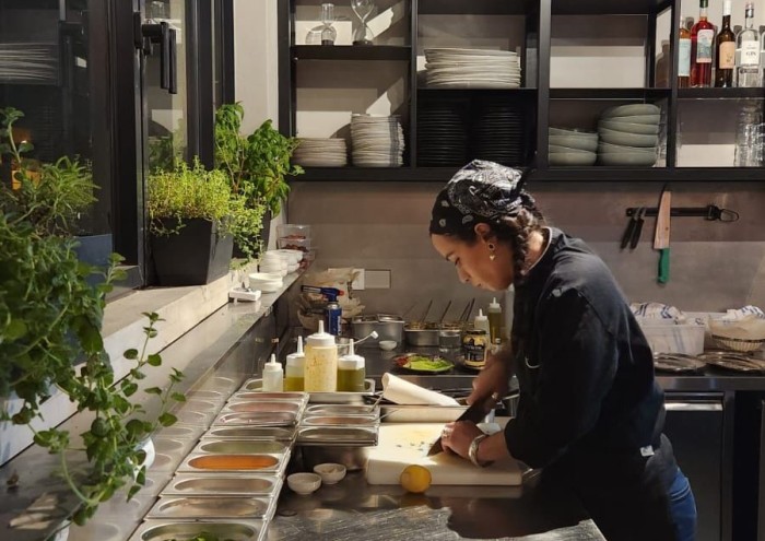 Konyhai kisegítő munkatársat keresünk Ausztriába napi bejárással